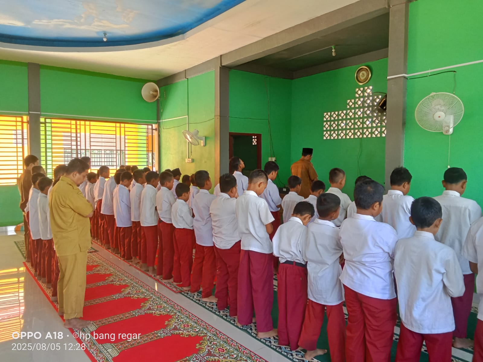 Shalat Zuhur Berjamaah